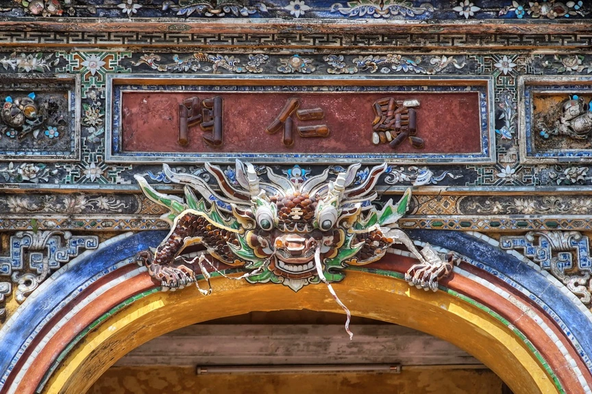 Cửa ra vào đẹp bậc nhất trong quần thể di sản cung đình Việt Nam: Tuyệt tác khảm sành sứ hơn 200 năm tuổi- Ảnh 6.