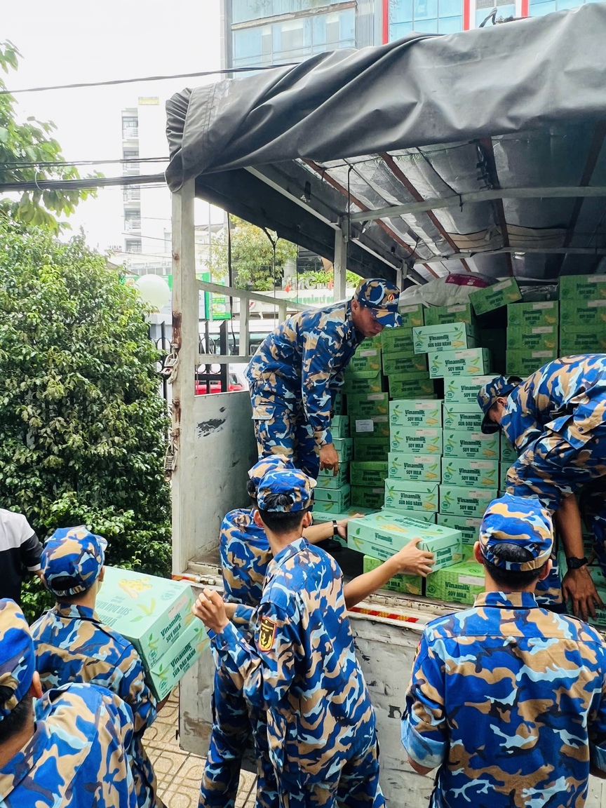 Vinamilk kịp thời hỗ trợ 48 tấn sản phẩm dinh dưỡng đến bà con vùng lũ miền Trung và Tây Nguyên- Ảnh 5.