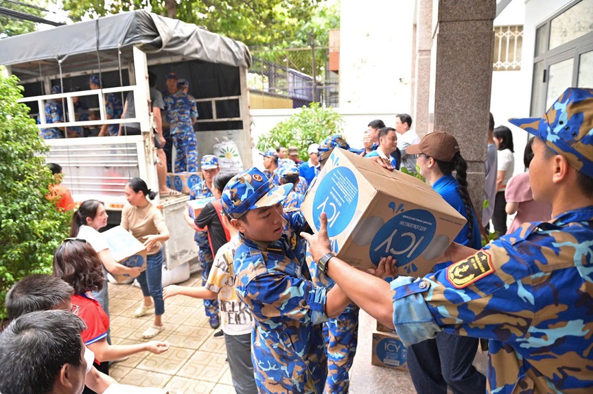 Vinamilk kịp thời hỗ trợ 48 tấn sản phẩm dinh dưỡng đến bà con vùng lũ miền Trung và Tây Nguyên- Ảnh 6.