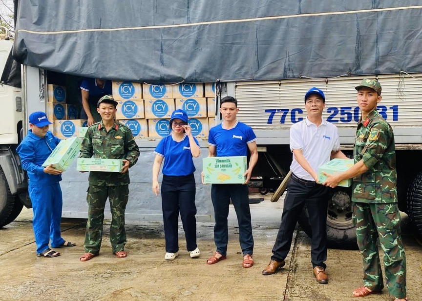 Vinamilk kịp thời hỗ trợ 48 tấn sản phẩm dinh dưỡng đến bà con vùng lũ miền Trung và Tây Nguyên- Ảnh 9.
