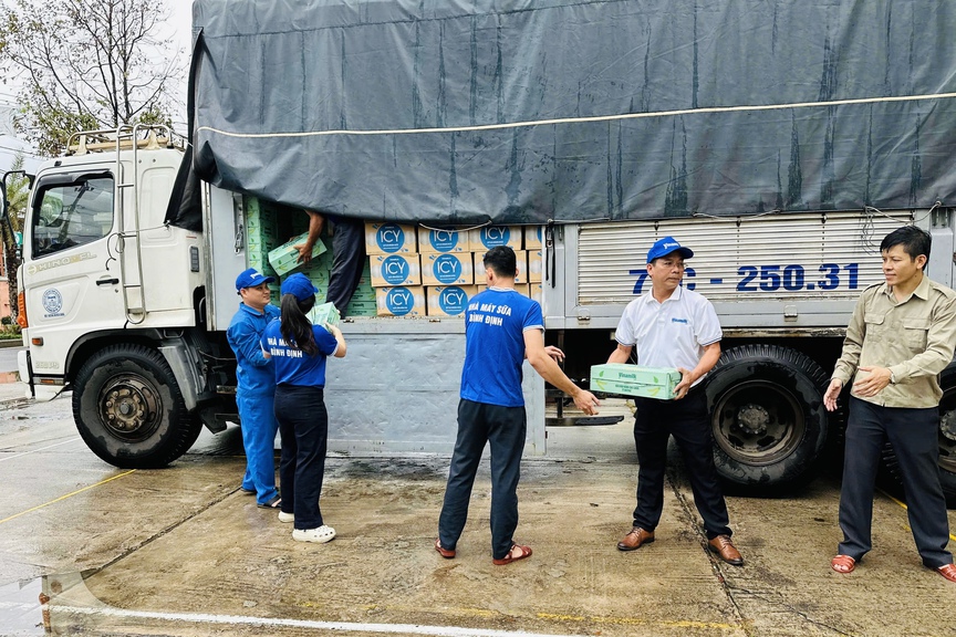 Vinamilk kịp thời hỗ trợ 48 tấn sản phẩm dinh dưỡng đến bà con vùng lũ miền Trung và Tây Nguyên- Ảnh 10.