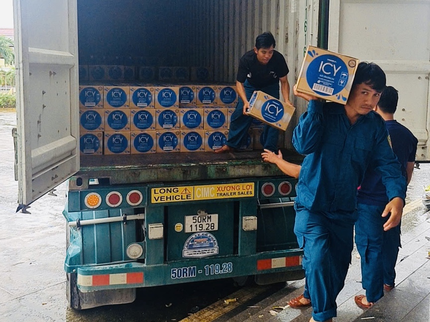 Vinamilk kịp thời hỗ trợ 48 tấn sản phẩm dinh dưỡng đến bà con vùng lũ miền Trung và Tây Nguyên- Ảnh 11.