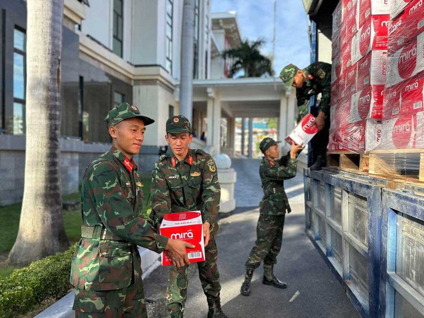 Quảng Ninh: Trực tiếp trao kinh phí và nhu yếu phẩm ủng hộ tỉnh Lâm Đồng- Ảnh 2.