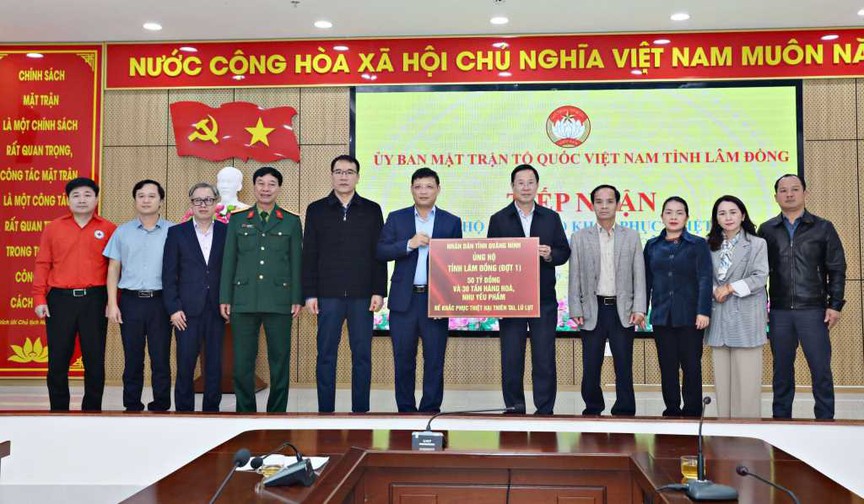 Quảng Ninh: Trực tiếp trao kinh phí và nhu yếu phẩm ủng hộ tỉnh Lâm Đồng- Ảnh 1.