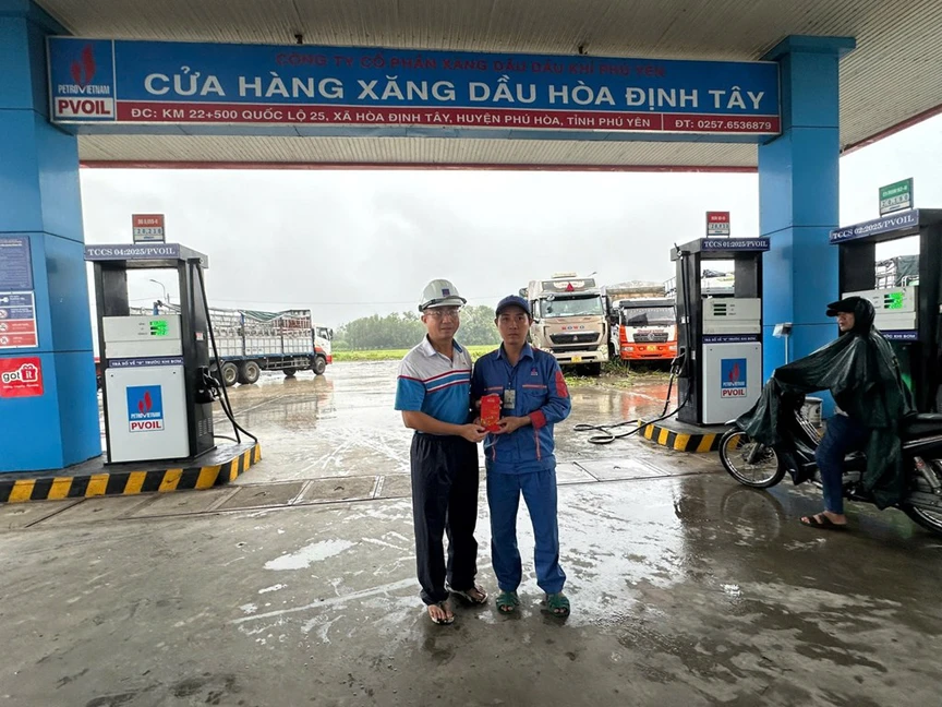 PVOIL Phú Yên cấp hơn 5.000 lít xăng dầu miễn phí phục vụ cứu hộ vùng mưa lũ- Ảnh 2.