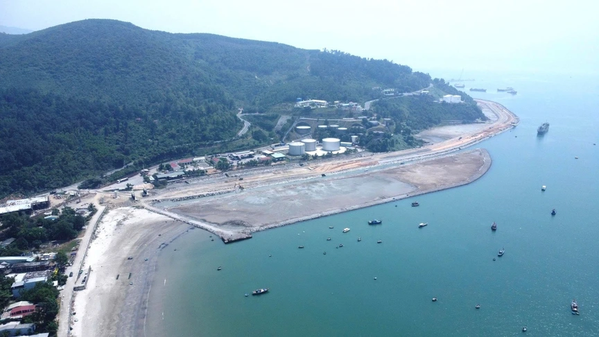 Hơn 1 tháng nữa, hoàn thành cảng biển 34.000 tỷ đồng lớn nhất miền Trung
- Ảnh 1.