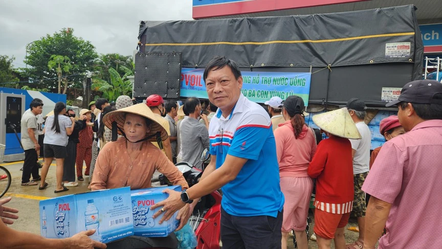 PVOIL Phú Yên cấp hơn 5.000 lít xăng dầu miễn phí phục vụ cứu hộ vùng mưa lũ- Ảnh 1.