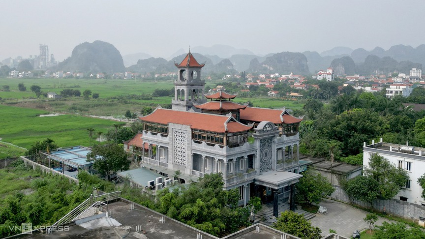 Biệt thự đá 3 tầng lớn nhất Việt Nam với bức phù điêu hàng chục tấn trên nóc: Xây không cần hồ vữa, hơn thập kỷ mới hoàn thành- Ảnh 1. Biệt thự đá 3 tầng lớn nhất Việt Nam với bức phù điêu hàng chục tấn trên nóc: Xây không cần hồ vữa, hơn thập kỷ mới hoàn thành- Ảnh 1.