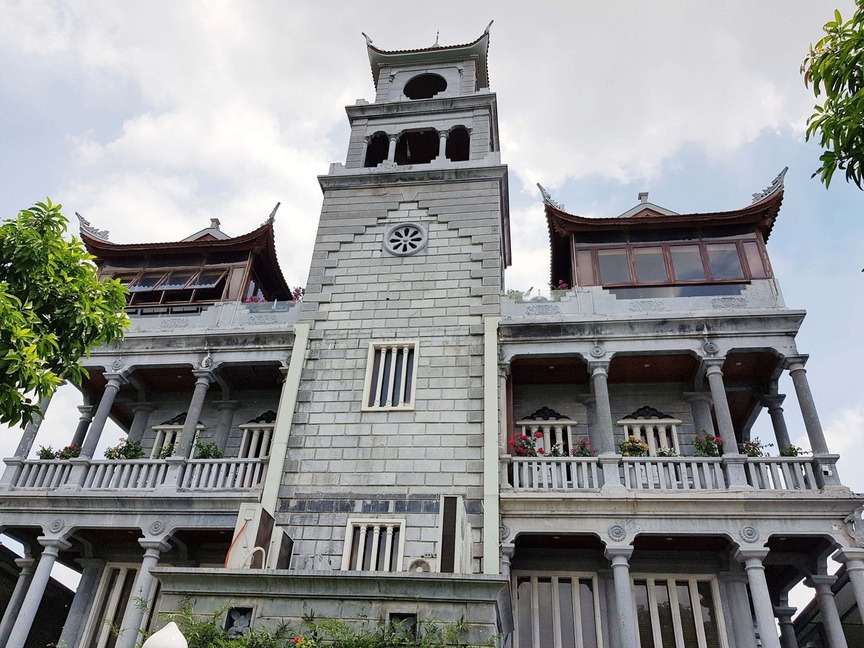 Biệt thự đá 3 tầng lớn nhất Việt Nam với bức phù điêu hàng chục tấn trên nóc: Xây không cần hồ vữa, hơn thập kỷ mới hoàn thành- Ảnh 4. Biệt thự đá 3 tầng lớn nhất Việt Nam với bức phù điêu hàng chục tấn trên nóc: Xây không cần hồ vữa, hơn thập kỷ mới hoàn thành- Ảnh 4.