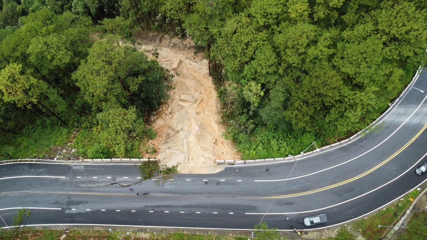 Đèo Mimosa bị sạt lở. Nguồn ảnh: Báo Tiền phong Đèo Mimosa bị sạt lở. Nguồn ảnh: Báo Tiền phong