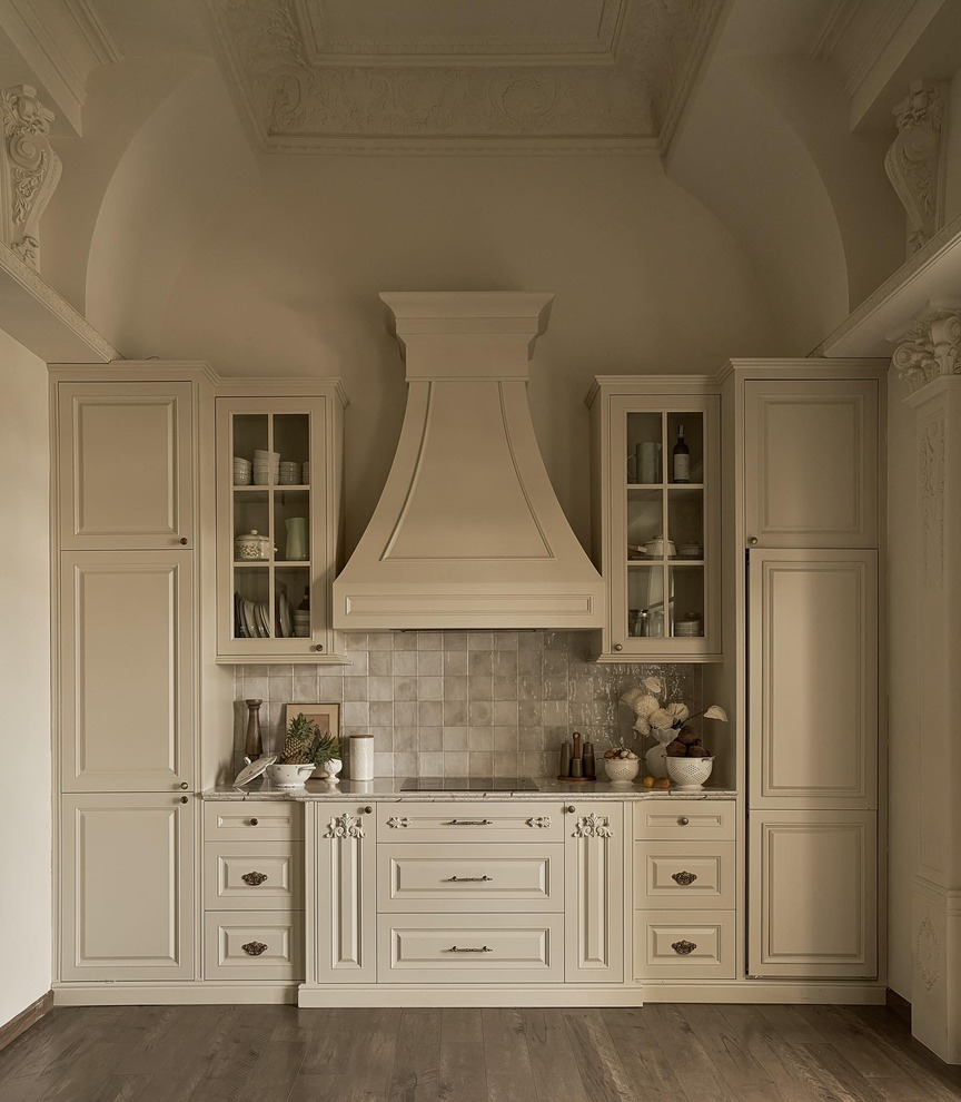 Ngôi nhà hơn 20 năm tuổi ‘lột xác’ ngoạn mục: Từ kiến trúc lệch tầng cũ kỹ thành không gian châu Âu trắng tinh giản- Ảnh 3.