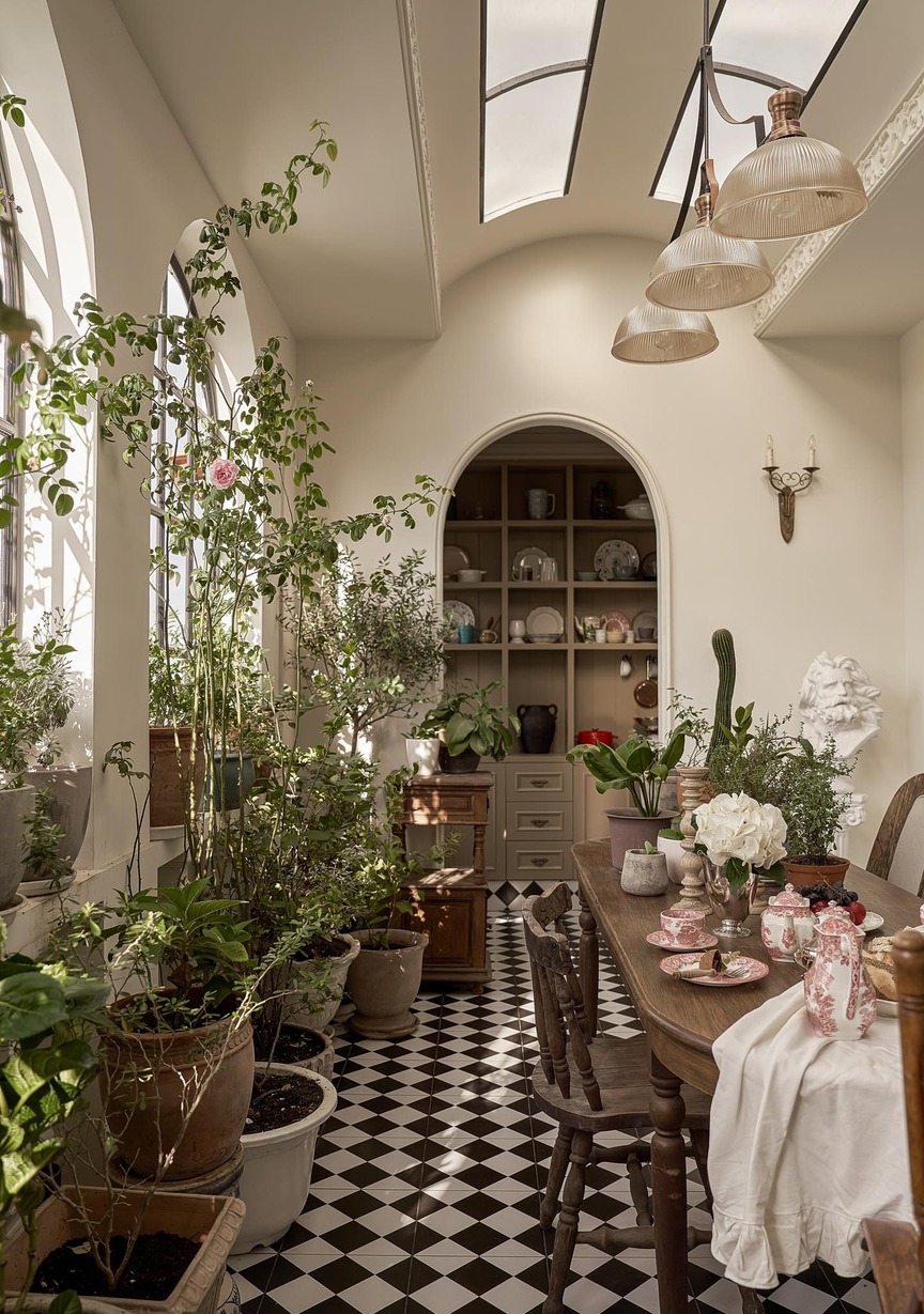 Ngôi nhà hơn 20 năm tuổi ‘lột xác’ ngoạn mục: Từ kiến trúc lệch tầng cũ kỹ thành không gian châu Âu trắng tinh giản- Ảnh 5.