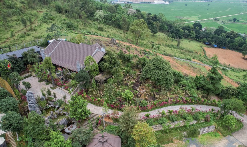 NSND trẻ nhất Việt Nam sở hữu biệt phủ 8.000m2 ở ngoại thành: Hòn non bộ cao bằng nhà 2 tầng, điện thờ hướng ra dãy núi Ba Vì- Ảnh 2. NSND trẻ nhất Việt Nam sở hữu biệt phủ 8.000m2 ở ngoại thành: Hòn non bộ cao bằng nhà 2 tầng, điện thờ hướng ra dãy núi Ba Vì- Ảnh 2.
