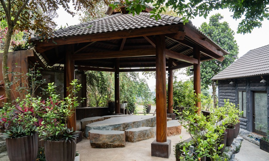 NSND trẻ nhất Việt Nam sở hữu biệt phủ 8.000m2 ở ngoại thành: Hòn non bộ cao bằng nhà 2 tầng, điện thờ hướng ra dãy núi Ba Vì- Ảnh 3. NSND trẻ nhất Việt Nam sở hữu biệt phủ 8.000m2 ở ngoại thành: Hòn non bộ cao bằng nhà 2 tầng, điện thờ hướng ra dãy núi Ba Vì- Ảnh 3.