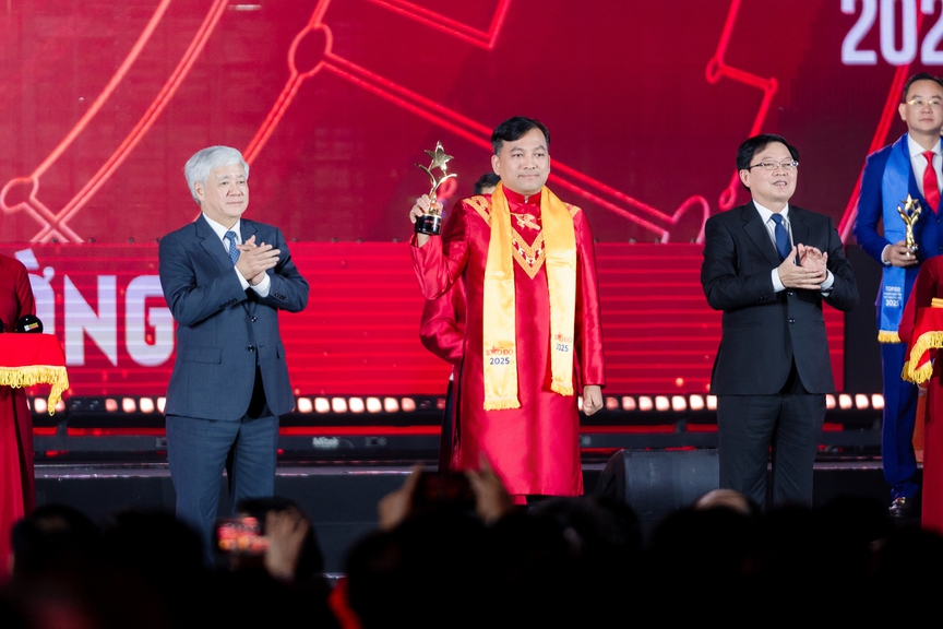 Nhà sáng lập, Chủ tịch HĐQT Thắng Lợi Group - Dương Long Thành được vinh danh Top 10 Doanh nhân trẻ Sao Đỏ 2025- Ảnh 1. Nhà sáng lập, Chủ tịch HĐQT Thắng Lợi Group - Dương Long Thành được vinh danh Top 10 Doanh nhân trẻ Sao Đỏ 2025- Ảnh 1.