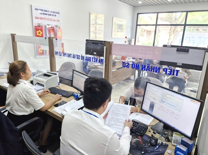 Hà Nội liên thông quy trình thực hiện nghĩa vụ tài chính đất đai, giảm 6 lần đi lại cho công dân- Ảnh 2.