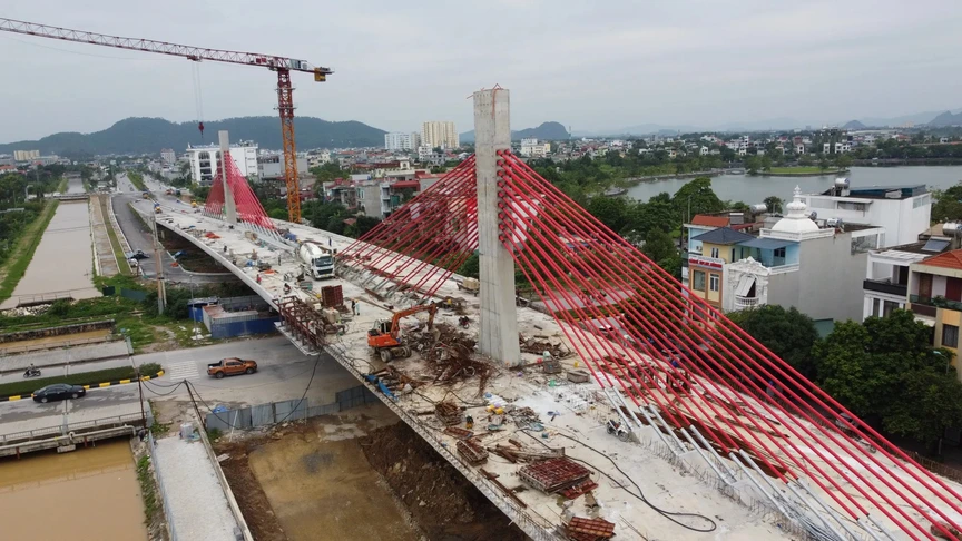Sắp thông xe cây cầu trăm tỷ bắc qua đường sắt Bắc - Nam đầu tiên ở Thanh Hóa- Ảnh 1.