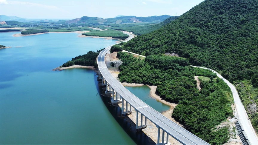 Cao tốc hơn 12.000 tỷ kết nối 2 tỉnh hẹp nhất Việt Nam đạt dấu mốc quan trọng- Ảnh 2.