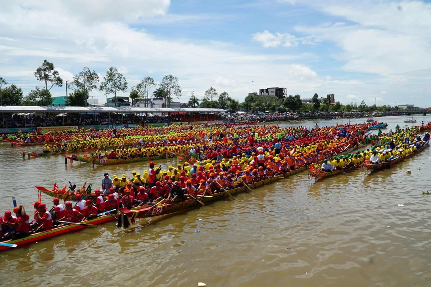 TP. Cần Thơ: Rực rỡ "sông trăng" – Bừng sáng di sản Văn hóa Khmer Nam Bộ- Ảnh 1. TP. Cần Thơ: Rực rỡ "sông trăng" – Bừng sáng di sản Văn hóa Khmer Nam Bộ- Ảnh 1.
