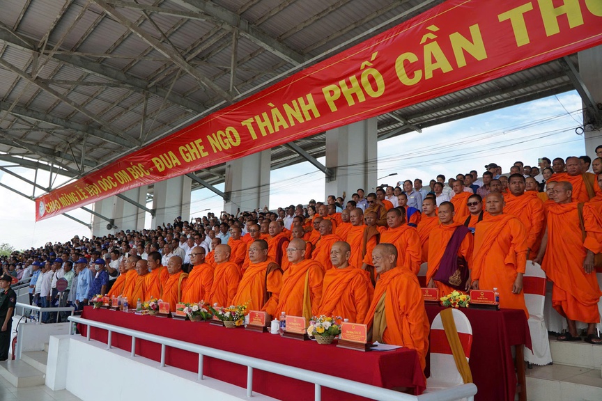 TP. Cần Thơ: Rực rỡ "sông trăng" – Bừng sáng di sản Văn hóa Khmer Nam Bộ- Ảnh 4. TP. Cần Thơ: Rực rỡ "sông trăng" – Bừng sáng di sản Văn hóa Khmer Nam Bộ- Ảnh 4.