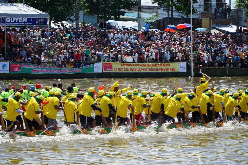 TP. Cần Thơ: Rực rỡ "sông trăng" – Bừng sáng di sản Văn hóa Khmer Nam Bộ- Ảnh 2. TP. Cần Thơ: Rực rỡ "sông trăng" – Bừng sáng di sản Văn hóa Khmer Nam Bộ- Ảnh 2.