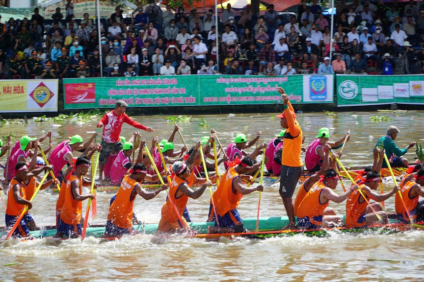 TP. Cần Thơ: Rực rỡ "sông trăng" – Bừng sáng di sản Văn hóa Khmer Nam Bộ- Ảnh 3. TP. Cần Thơ: Rực rỡ "sông trăng" – Bừng sáng di sản Văn hóa Khmer Nam Bộ- Ảnh 3.