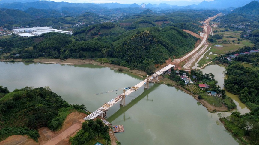 Ngày mai, Tập đoàn Đèo Cả sẽ hợp long cây cầu lớn nhất trên cao tốc 13.800 tỷ xuyên qua tỉnh lớn thứ 2 miền Bắc- Ảnh 1. Ngày mai, Tập đoàn Đèo Cả sẽ hợp long cây cầu lớn nhất trên cao tốc 13.800 tỷ xuyên qua tỉnh lớn thứ 2 miền Bắc- Ảnh 1.