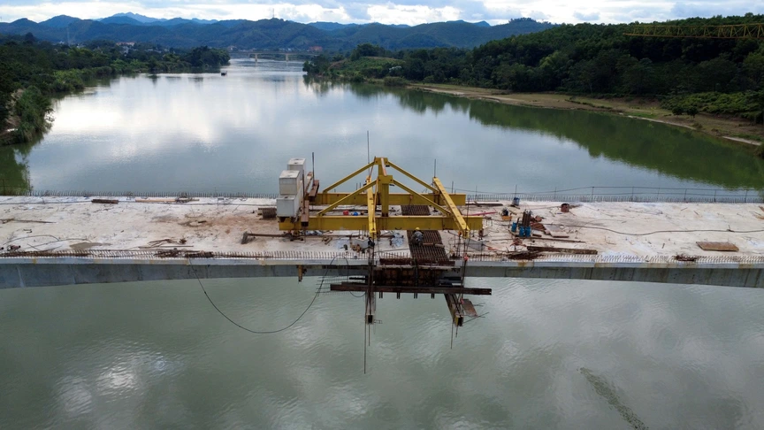 Ngày mai, Tập đoàn Đèo Cả sẽ hợp long cây cầu lớn nhất trên cao tốc 13.800 tỷ xuyên qua tỉnh lớn thứ 2 miền Bắc- Ảnh 2. Ngày mai, Tập đoàn Đèo Cả sẽ hợp long cây cầu lớn nhất trên cao tốc 13.800 tỷ xuyên qua tỉnh lớn thứ 2 miền Bắc- Ảnh 2.