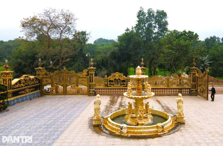 Lâu đài dát vàng gần 100 tỷ của ‘đại gia đồng nát’: Huy động hàng trăm người xây dựng, từng phải tháo dỡ 1 phần công trình trái phép- Ảnh 2. Lâu đài dát vàng gần 100 tỷ của ‘đại gia đồng nát’: Huy động hàng trăm người xây dựng, từng phải tháo dỡ 1 phần công trình trái phép- Ảnh 2.