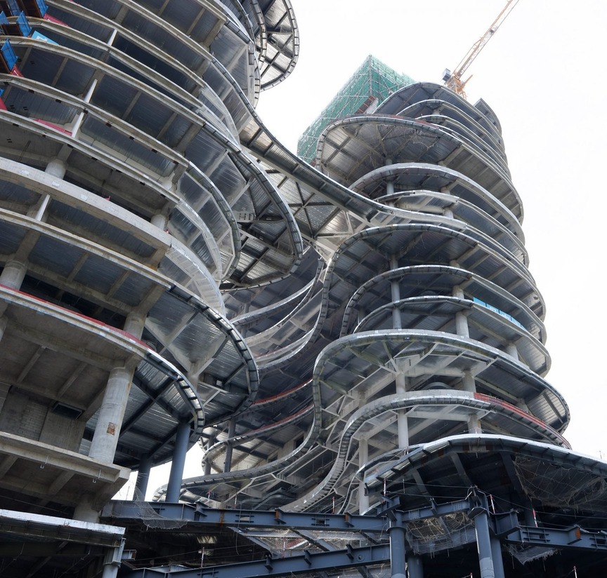 Sắp hoàn thiện tòa nhà chọc trời cao gần 200m, kiến trúc tựa hẻm núi mở ra giữa trời- Ảnh 2. Sắp hoàn thiện tòa nhà chọc trời cao gần 200m, kiến trúc tựa hẻm núi mở ra giữa trời- Ảnh 2.