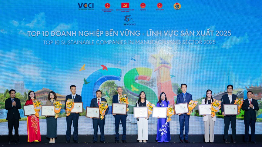 Vinamilk khẳng định vị thế dẫn đầu ESG với dấu ấn “Ngôi sao CSI” và loạt giải thưởng chiến lược 2025- Ảnh 1. Vinamilk khẳng định vị thế dẫn đầu ESG với dấu ấn “Ngôi sao CSI” và loạt giải thưởng chiến lược 2025- Ảnh 1.
