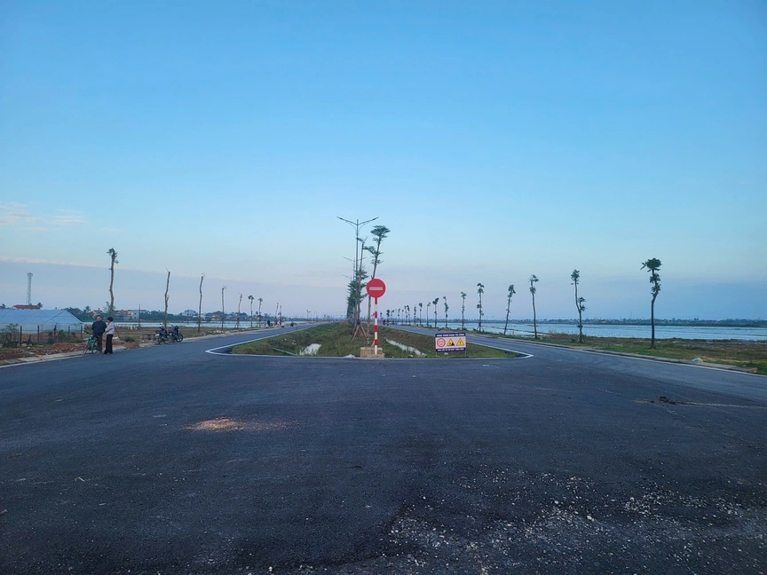 TP. Huế: Dự án đường gần 195 tỷ đồng dùng đá phong hóa san lấp- Ảnh 4. TP. Huế: Dự án đường gần 195 tỷ đồng dùng đá phong hóa san lấp- Ảnh 4.