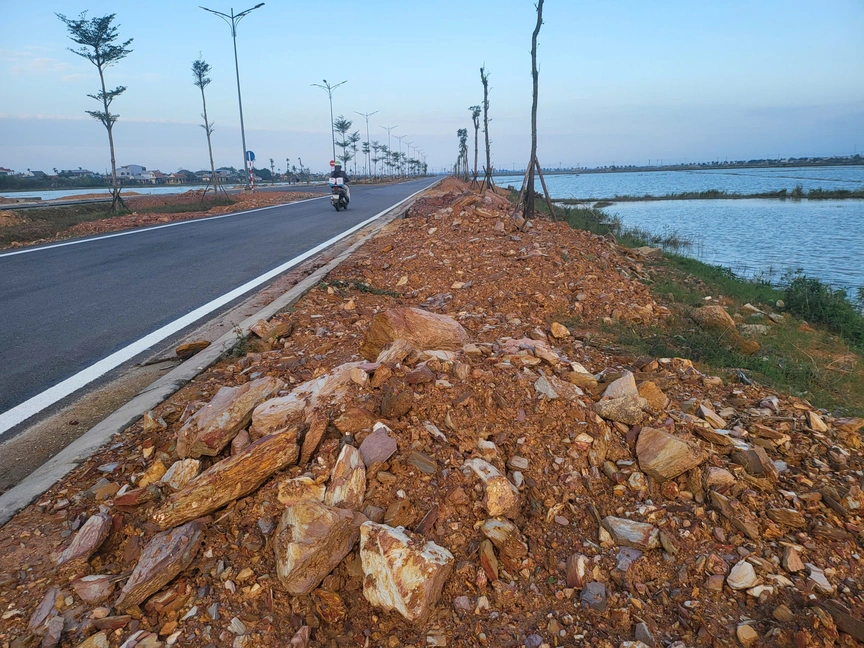 TP. Huế: Dự án đường gần 195 tỷ đồng dùng đá phong hóa san lấp- Ảnh 2. TP. Huế: Dự án đường gần 195 tỷ đồng dùng đá phong hóa san lấp- Ảnh 2.