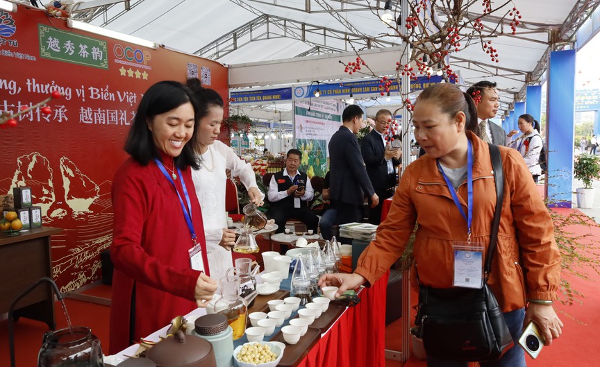 Quảng Ninh: Khai mạc Hội chợ Thương mại và Du lịch quốc tế Việt – Trung lần thứ 17- Ảnh 3.