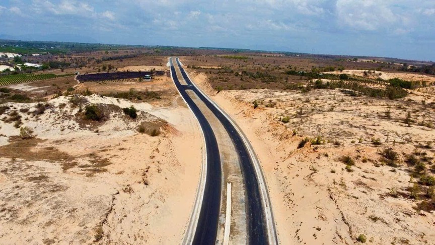 Tuyến đường ven biển tuyệt đẹp gắn với truyền thuyết về nàng trinh nữ tên Lan dần thành hình- Ảnh 1. Tuyến đường ven biển tuyệt đẹp gắn với truyền thuyết về nàng trinh nữ tên Lan dần thành hình- Ảnh 1.