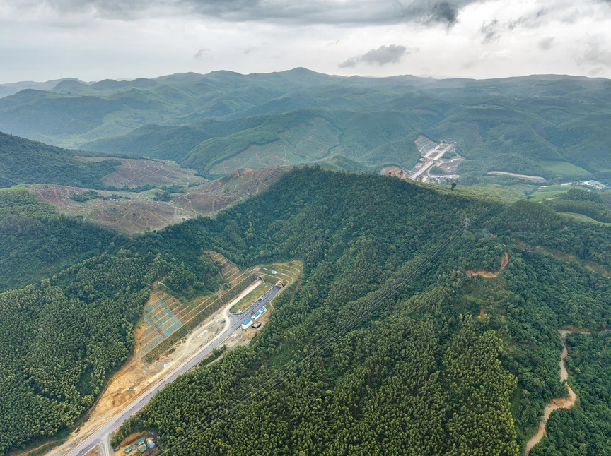 Chỉ 7 ngày nữa, chính thức khánh thành cao tốc 20.400 tỷ với 3 hầm xuyên núi: Giảm tải cho quốc lộ dài nhất Việt Nam- Ảnh 2. Chỉ 7 ngày nữa, chính thức khánh thành cao tốc 20.400 tỷ với 3 hầm xuyên núi: Giảm tải cho quốc lộ dài nhất Việt Nam- Ảnh 2.