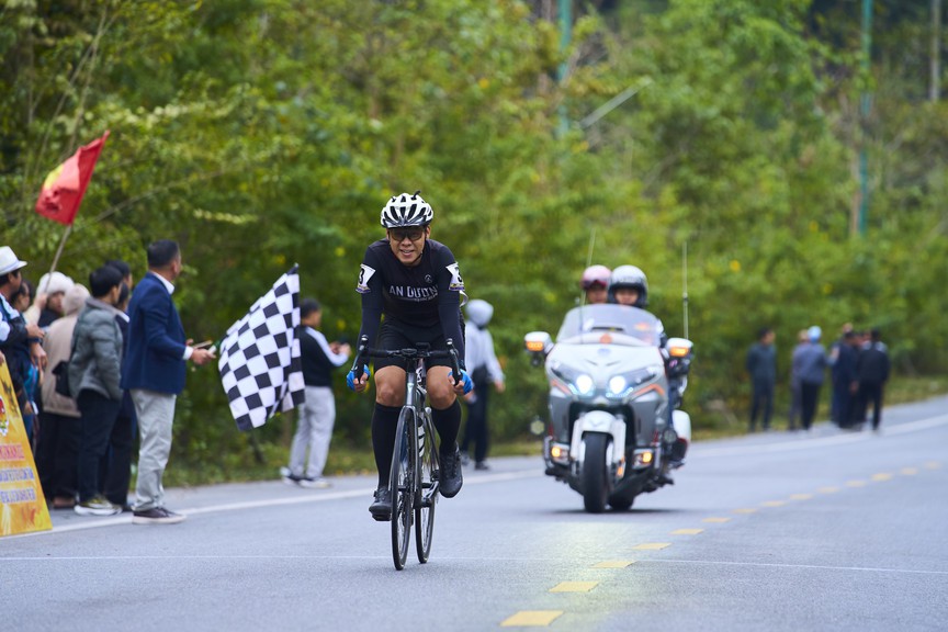 Ngắm khoảnh khắc hơn 400 tay đua chinh phục cung đường "Về miền di sản"- Ảnh 5. Ngắm khoảnh khắc hơn 400 tay đua chinh phục cung đường "Về miền di sản"- Ảnh 5.
