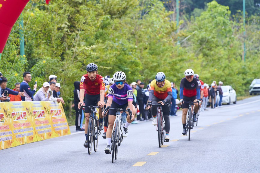 Ngắm khoảnh khắc hơn 400 tay đua chinh phục cung đường "Về miền di sản"- Ảnh 4. Ngắm khoảnh khắc hơn 400 tay đua chinh phục cung đường "Về miền di sản"- Ảnh 4.