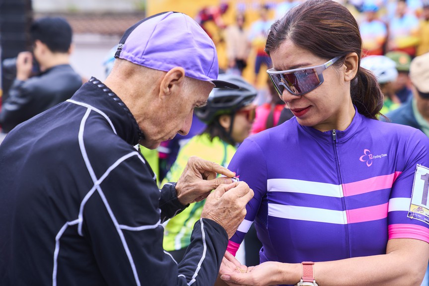 Ngắm khoảnh khắc hơn 400 tay đua chinh phục cung đường "Về miền di sản"- Ảnh 2. Ngắm khoảnh khắc hơn 400 tay đua chinh phục cung đường "Về miền di sản"- Ảnh 2.