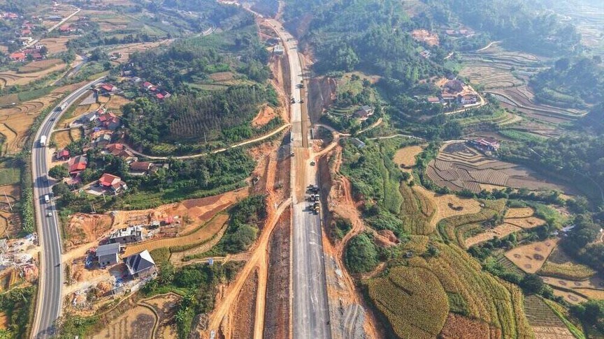 5 ngày nữa, chính thức thông xe đoạn đầu tiên trên tuyến cao tốc dài nhất Việt Nam: Vốn đầu tư hơn 11.000 tỷ, là hành lang giao thông chiến lược- Ảnh 2. 5 ngày nữa, chính thức thông xe đoạn đầu tiên trên tuyến cao tốc dài nhất Việt Nam: Vốn đầu tư hơn 11.000 tỷ, là hành lang giao thông chiến lược- Ảnh 2.