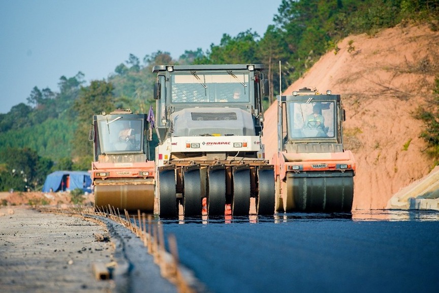 5 ngày nữa, chính thức thông xe đoạn đầu tiên trên tuyến cao tốc dài nhất Việt Nam: Vốn đầu tư hơn 11.000 tỷ, là hành lang giao thông chiến lược- Ảnh 3. 5 ngày nữa, chính thức thông xe đoạn đầu tiên trên tuyến cao tốc dài nhất Việt Nam: Vốn đầu tư hơn 11.000 tỷ, là hành lang giao thông chiến lược- Ảnh 3.