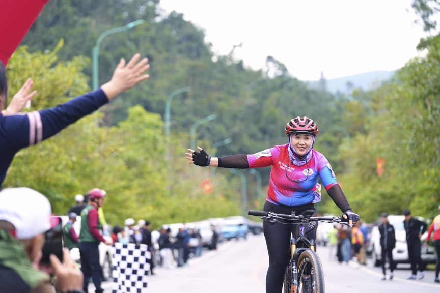 Ngắm khoảnh khắc hơn 400 tay đua chinh phục cung đường "Về miền di sản"- Ảnh 6. Ngắm khoảnh khắc hơn 400 tay đua chinh phục cung đường "Về miền di sản"- Ảnh 6.