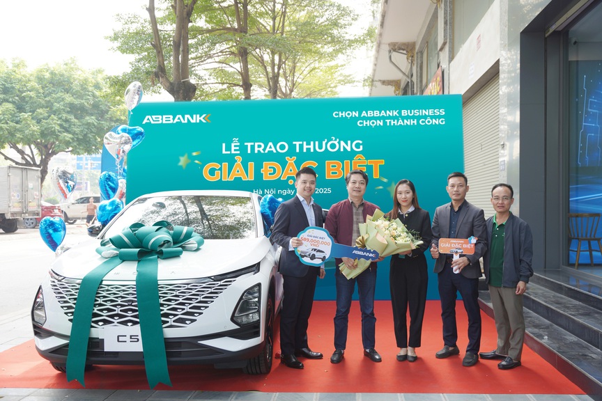 ABBANK trao thưởng xe OMODA C5 cho doanh nghiệp trúng giải đặc biệt chương trình "Chọn ABBANK Business - Chọn Thành công"- Ảnh 1. ABBANK trao thưởng xe OMODA C5 cho doanh nghiệp trúng giải đặc biệt chương trình "Chọn ABBANK Business - Chọn Thành công"- Ảnh 1.