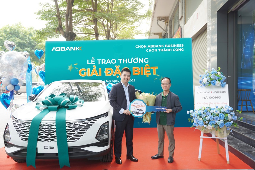 ABBANK trao thưởng xe OMODA C5 cho doanh nghiệp trúng giải đặc biệt chương trình "Chọn ABBANK Business - Chọn Thành công"- Ảnh 2. ABBANK trao thưởng xe OMODA C5 cho doanh nghiệp trúng giải đặc biệt chương trình "Chọn ABBANK Business - Chọn Thành công"- Ảnh 2.