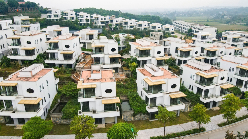 Cỏ dại mọc trong biệt thự, nhà phố không người tại khu đô thị Legacy Hill Hòa Bình- Ảnh 4. Cỏ dại mọc trong biệt thự, nhà phố không người tại khu đô thị Legacy Hill Hòa Bình- Ảnh 4.