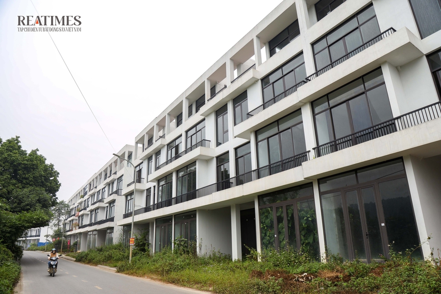 Cỏ dại mọc trong biệt thự, nhà phố không người tại khu đô thị Legacy Hill Hòa Bình- Ảnh 12. Cỏ dại mọc trong biệt thự, nhà phố không người tại khu đô thị Legacy Hill Hòa Bình- Ảnh 12.