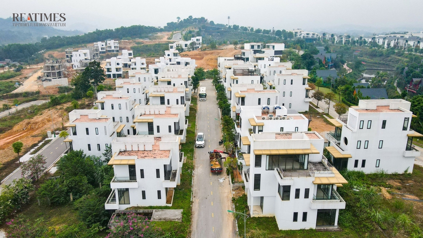 Cỏ dại mọc trong biệt thự, nhà phố không người tại khu đô thị Legacy Hill Hòa Bình- Ảnh 5. Cỏ dại mọc trong biệt thự, nhà phố không người tại khu đô thị Legacy Hill Hòa Bình- Ảnh 5.