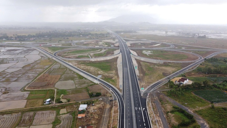 Đoạn tuyến cao tốc gần 22.000 tỷ có bóng dáng Sơn Hải, sở hữu nút giao kiến trúc độc lạ đón tin vui lớn- Ảnh 1. Đoạn tuyến cao tốc gần 22.000 tỷ có bóng dáng Sơn Hải, sở hữu nút giao kiến trúc độc lạ đón tin vui lớn- Ảnh 1.