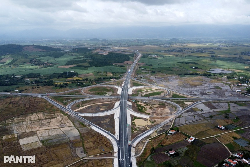 Đoạn tuyến cao tốc gần 22.000 tỷ có bóng dáng Sơn Hải, sở hữu nút giao kiến trúc độc lạ đón tin vui lớn- Ảnh 3. Đoạn tuyến cao tốc gần 22.000 tỷ có bóng dáng Sơn Hải, sở hữu nút giao kiến trúc độc lạ đón tin vui lớn- Ảnh 3.