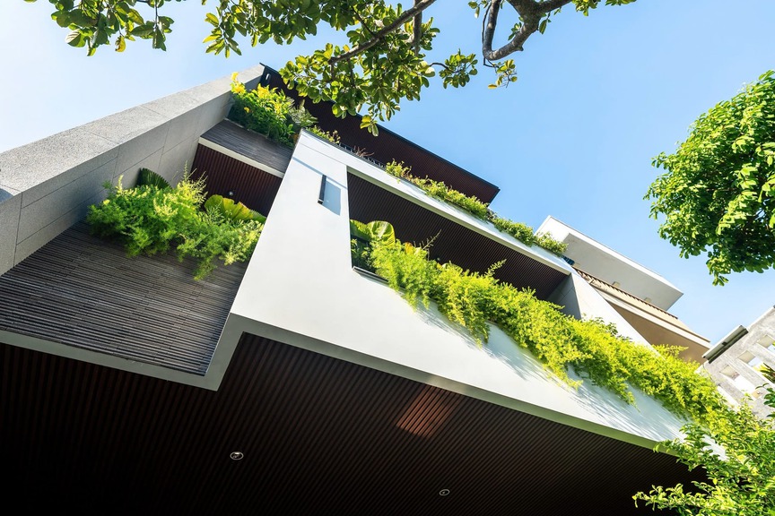 Bỏ chung cư Hà Nội về quê Nghệ An: Cặp vợ chồng xây nhà 3 tầng hiện đại, ban công phủ xanh rủ ôm trọn mặt tiền- Ảnh 8.